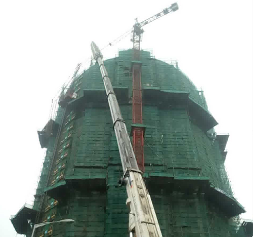 潢川吊车在工地上作业